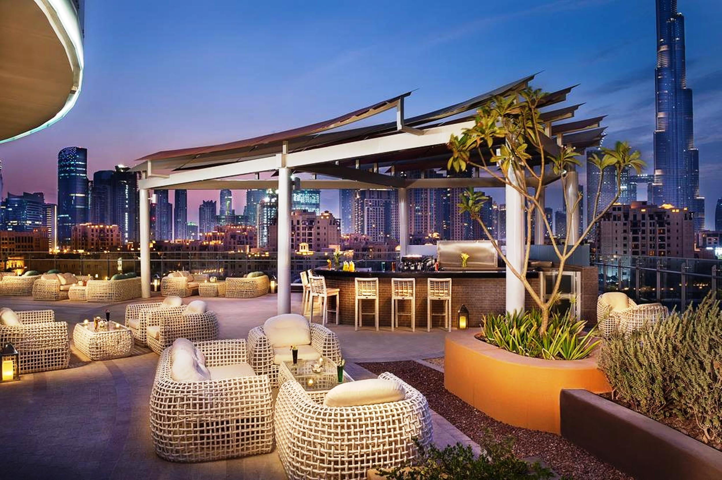 Damac Maison Distinction Dubái Exterior foto The rooftop bar at the hotel