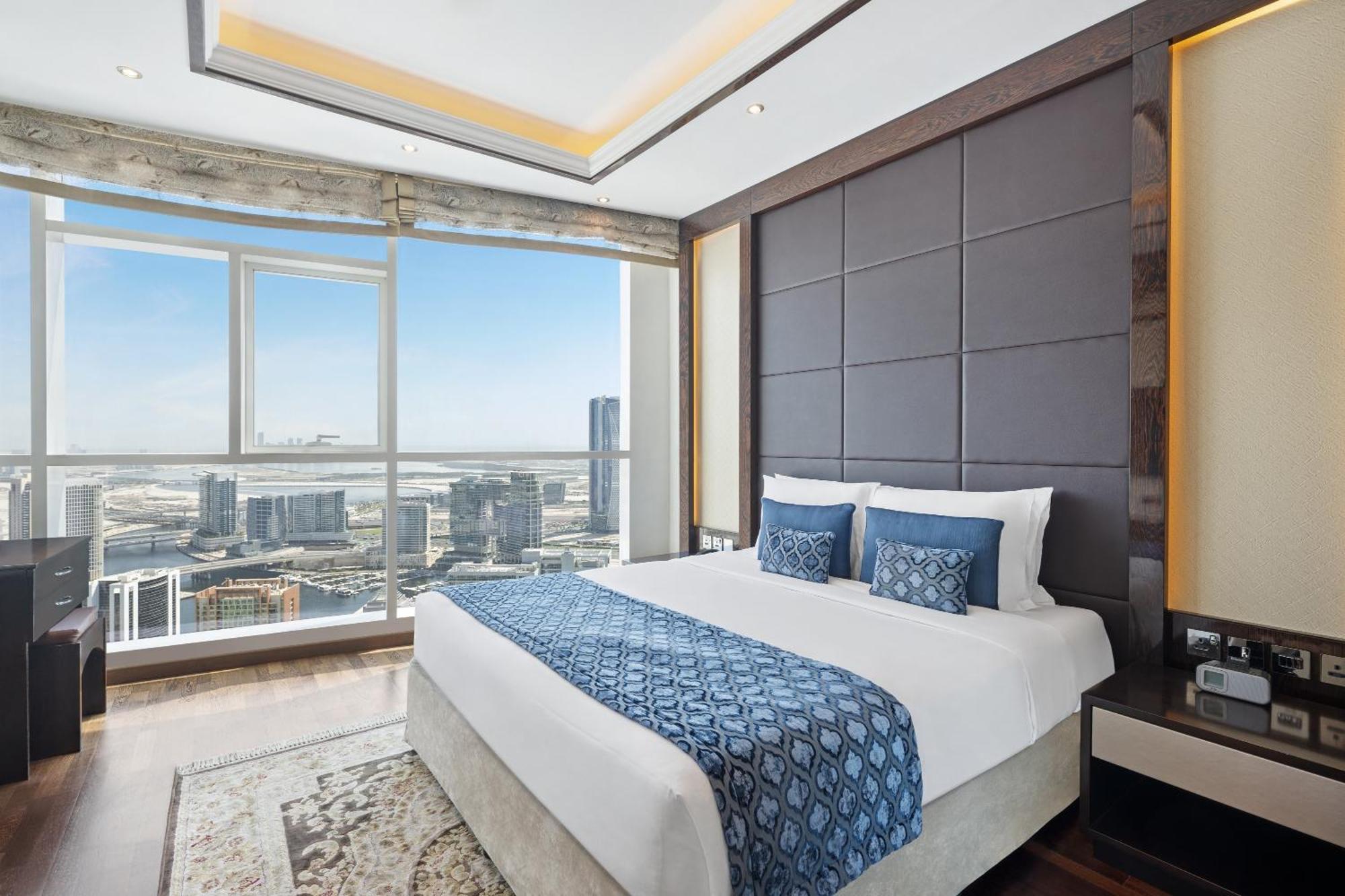 Damac Maison Distinction Dubái Exterior foto A bedroom at the Address Downtown Hotel