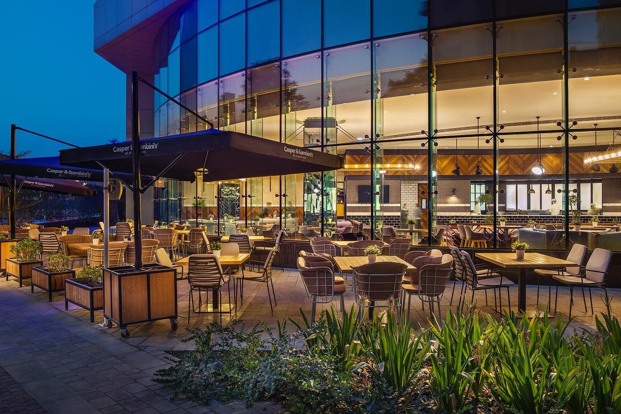 Damac Maison Distinction Dubái Exterior foto The restaurant at the top of the tower